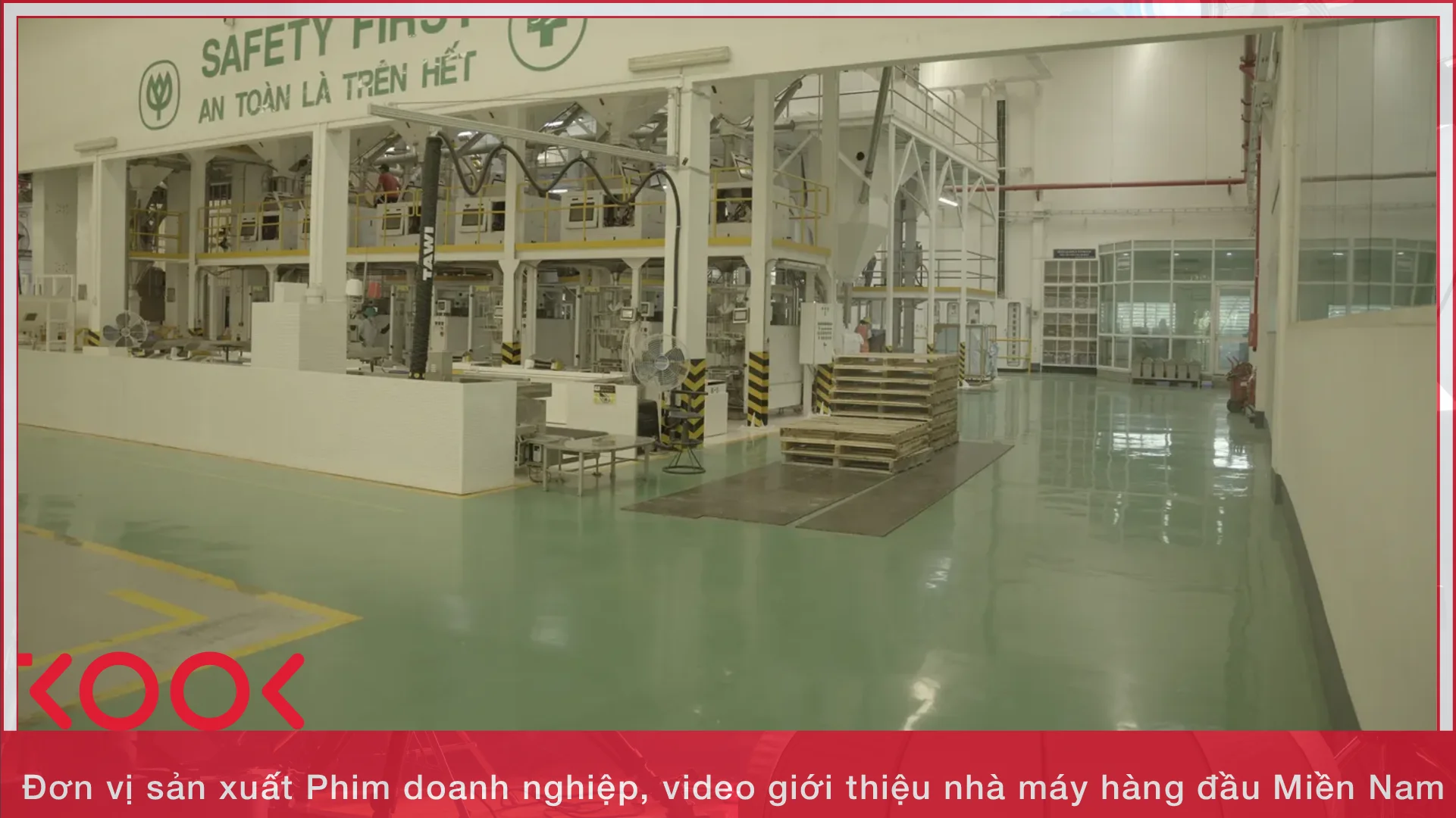 Doi ngu Kool Media kiem tra thiet bi truoc khi quay video nha may chuyen nghiep
