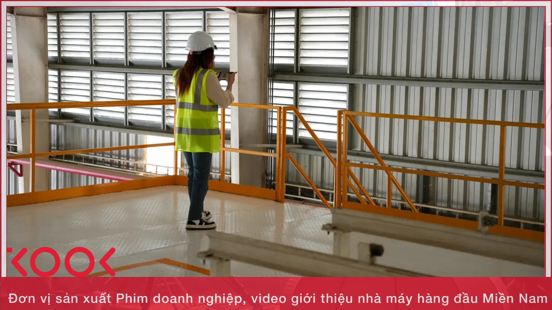 Cameraman Kool Media ghi hinh day chuyen san xuat tai nha may cong nghiep