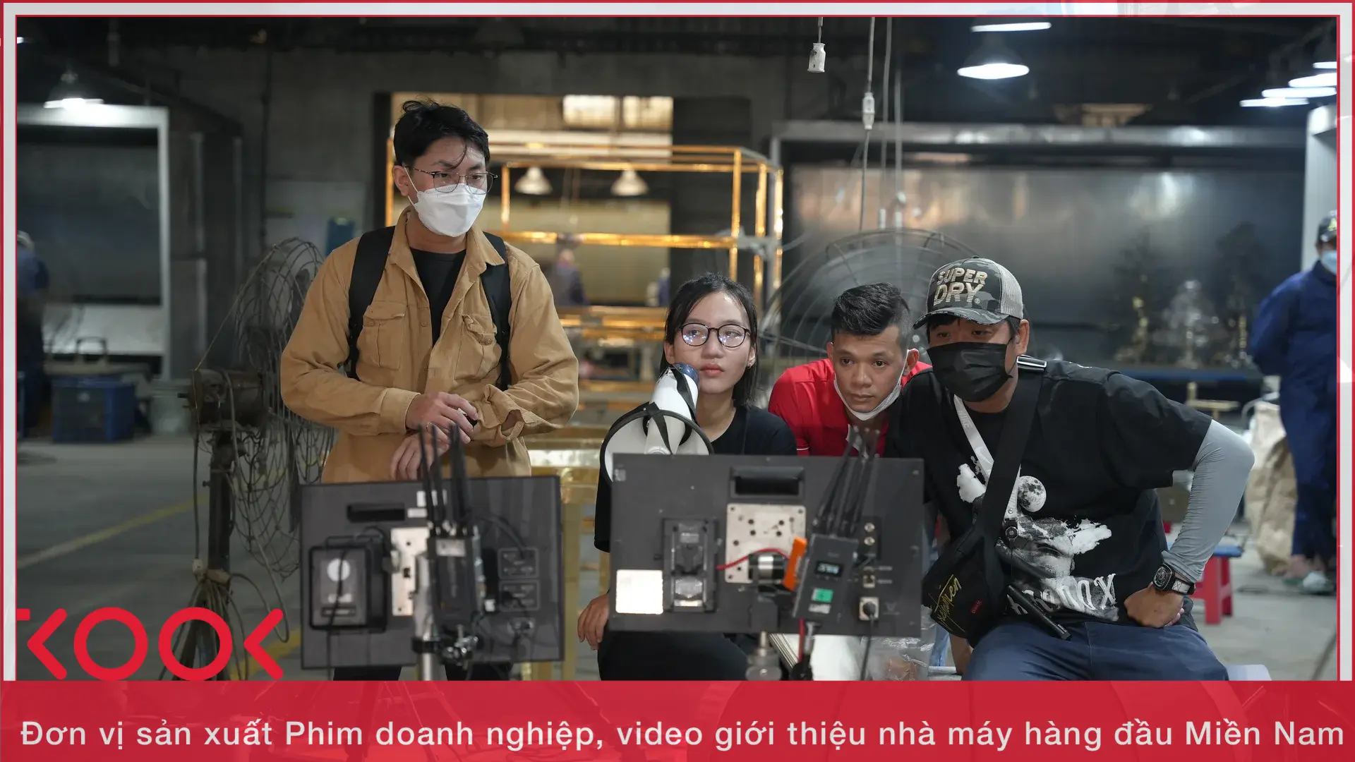 Video Giới Thiệu Doanh Nghiệp: 8 Thể Loại Và Cách Chọn Đúng 3 Dao dien Kool Media kiem tra monitor khi quay phim doanh nghiep - anh 3