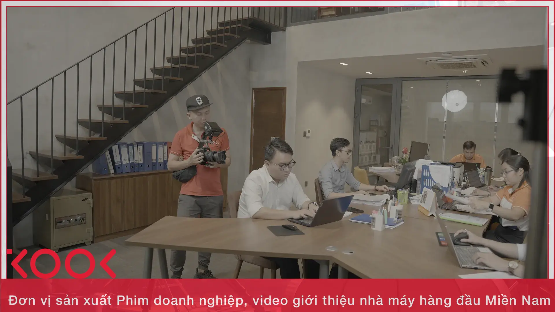 Video Giới Thiệu Doanh Nghiệp: 8 Thể Loại Và Cách Chọn Đúng 1 Ekip Kool Media quay video gioi thieu doanh nghiep tai van phong - anh 1