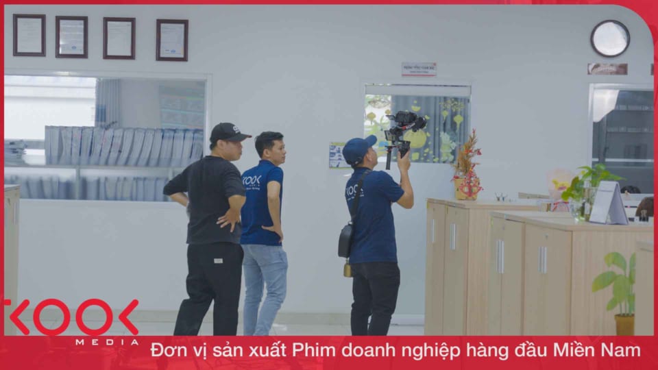 Phân tích các hạng mục ảnh hưởng đến ngân sách và chi phí sản xuất video nhà máy như trang thiết bị, nhân sự và bối cảnh quay phim.