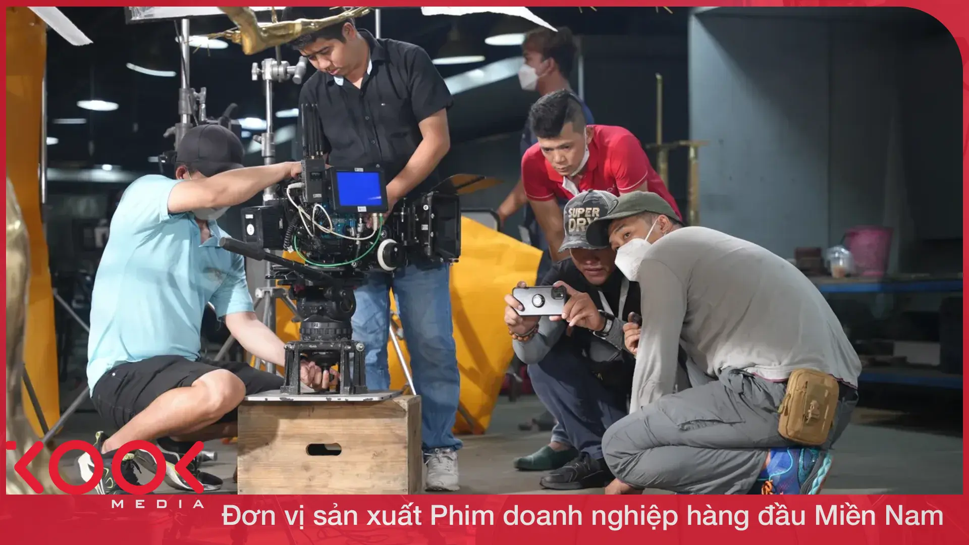 ekip Kool Media set may quay cinema trong nha xuong - Kool Media